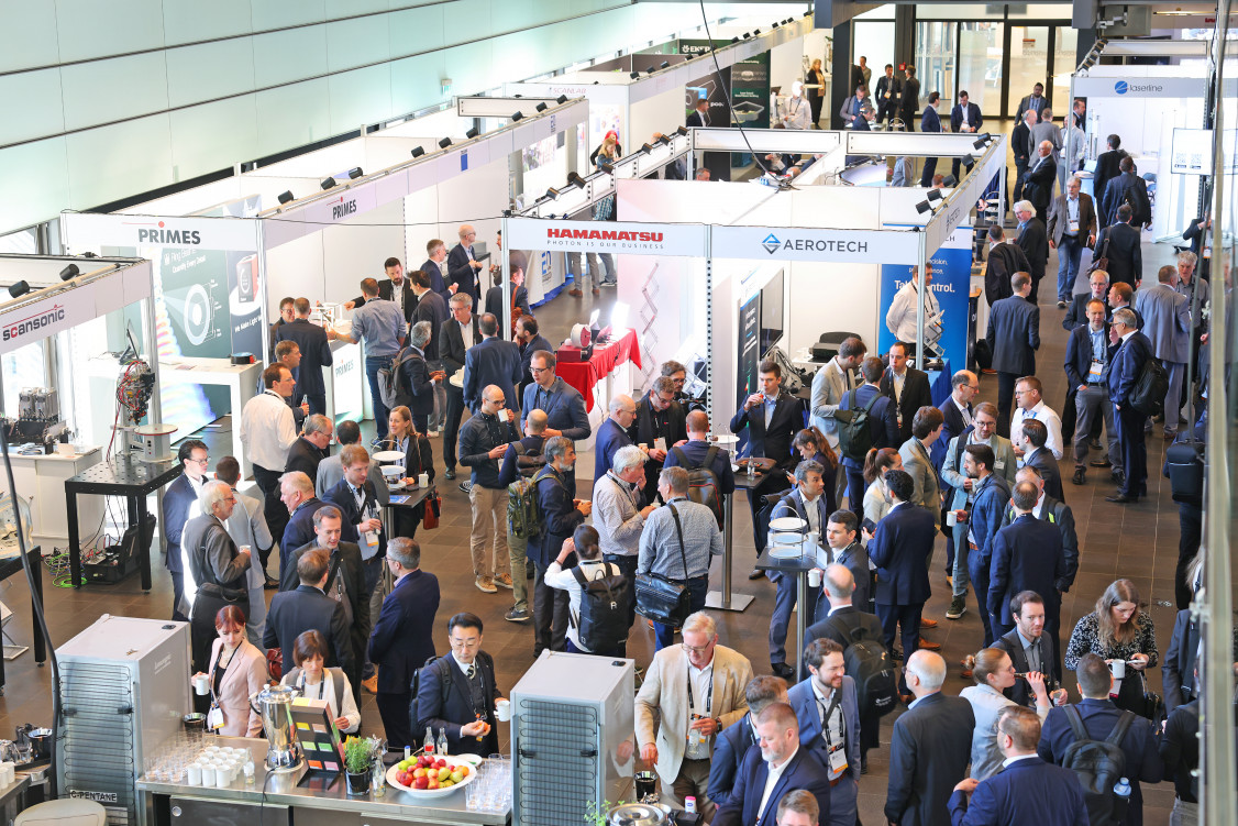 57 Aussteller präsentierten sich auf der konferenzbegleitenden Ausstellung des AKL’26 – die Gelegenheit zum Austausch wurde rege genutzt. - © Fraunhofer ILT, Aachen / Andreas Steindl