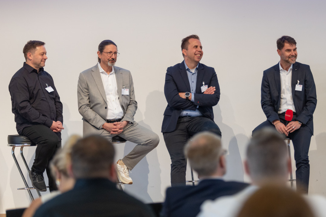Discussion and exchange were the focus of Joining Smart Technologies 2026. As event sponsors, Daniel Rudolph of Audi AG (right) and Torsten Wenger of BMW AG (second from the right) hosted the event and took questions during the panel discussion. - © Fronius International GmbH