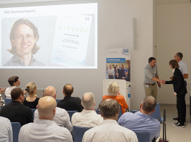 Dr. René Stangenberg (Simona AG, links) gratuliert Dominik Uhl zum SKZ-Nachwuchspreis