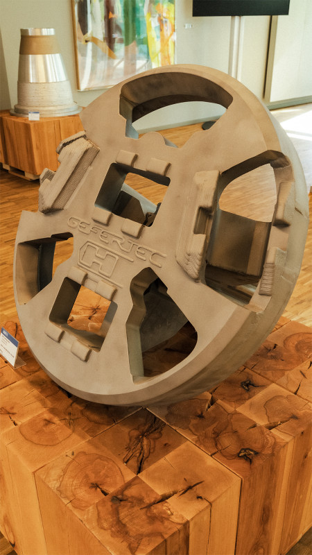 In der Ausstellung zeigte sich anschaulich die Komplexität bereits realisierter Bauteile mit WAAM. Hier ein Mixbohrkopf für den Tunnelbau, realisiert von GEFERTEC. Im Hintergrund eine Raketendüse auf einem gedruckten Mandrel (Siemens/VLM Robotics). - © Berlin.Industrial.Group. (B.I.G.)