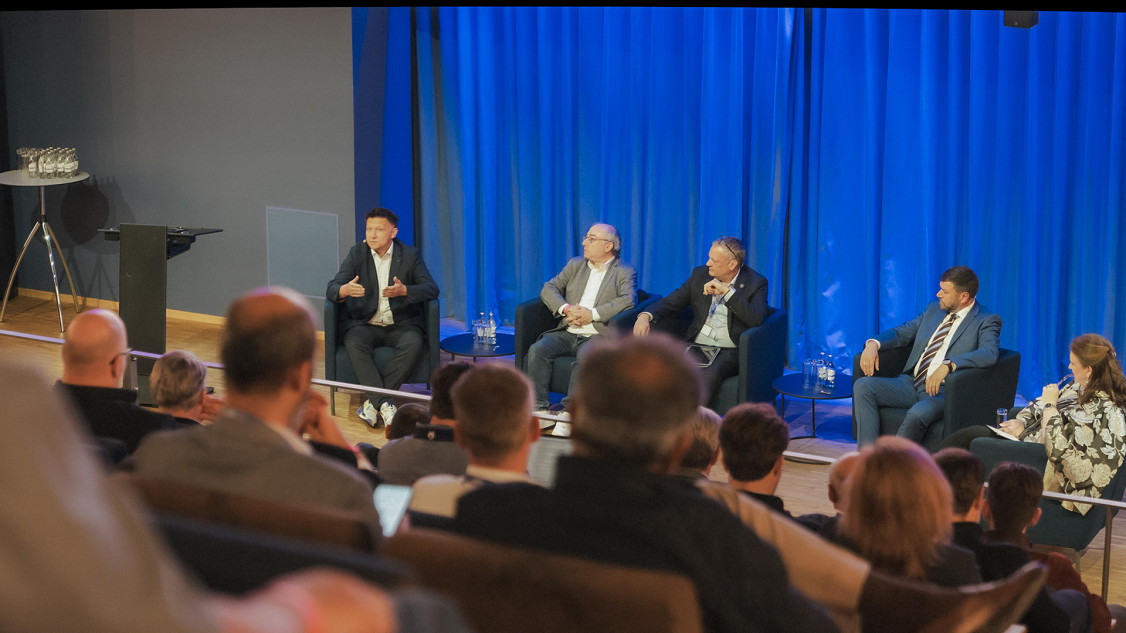Auf dem Podium des WAAMathon #3 diskutierten Gregor Reischle (Qualified AM), Stephan Braun (KSB) Carl Hauser (ASTM International/Wohlers Associates) und René Liers (Siemens Energy). Stefanie Brickwede (Mobility Goes Additive/Deutsche Bahn) moderierte zur Frage: „Standardization and Certification: What Else is Needed for Scaling Up?“ (von links) - © Berlin.Industrial.Group. (B.I.G.)