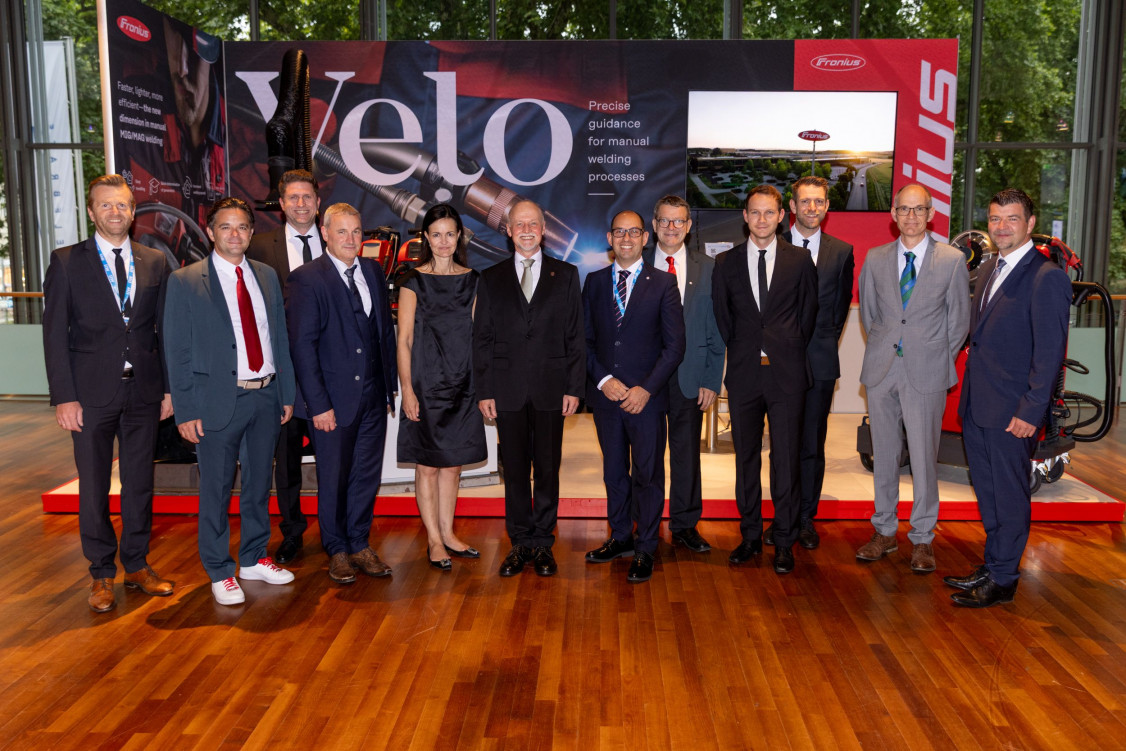 f.l.t.r Wolfgang Kruglhuber (Fronius), Peter Fronius (Fronius), Martin Wiesinger (Fronius), Harald Langeder (Fronius), Elisabeth Engelbrechtsmüller-Strauss (Fronius), Stephan Egerland (IIW), Luca Costa (IIW), Herbert Staufer (Fronius), Lukas Raberger (Fronius), Patrick Hauser (Fronius), Manfred Schörghuber (Fronius), Harald Scherleitner (Fronius). - © Fronius International GmbH