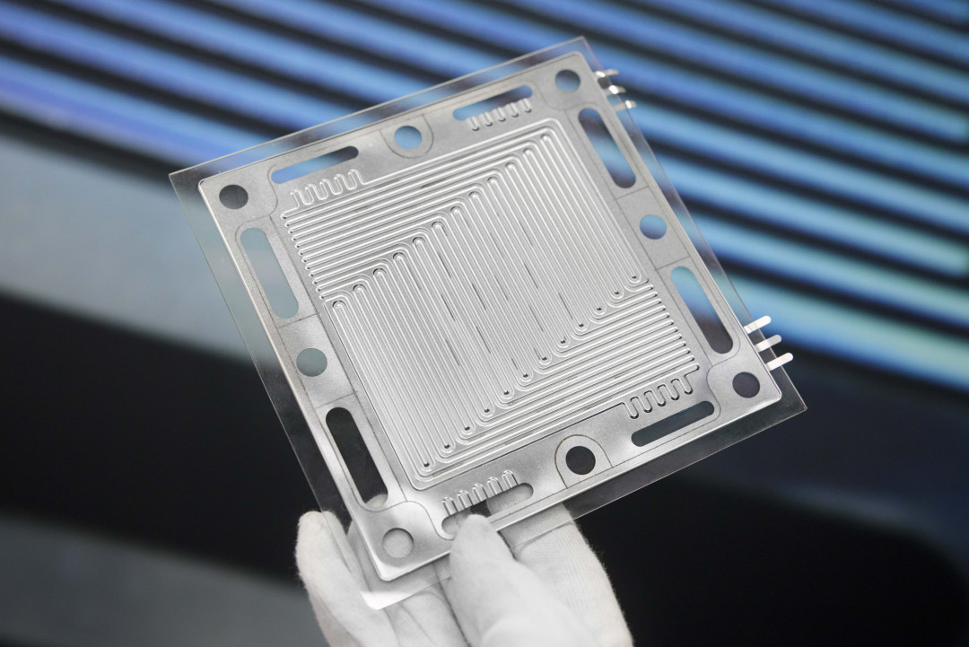 Umweltfreundliche Brennstoffzellen-Fertigung: Forschende von KIMM und Fraunhofer ILT haben gemeinsam ein hybrides Fertigungssystem zur Bearbeitung metallischer Bipolarplatten entwickelt. - © Fraunhofer ILT, Aachen / Ralf Baumgarten