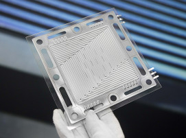 Umweltfreundliche Brennstoffzellen-Fertigung: Forschende von KIMM und Fraunhofer ILT haben gemeinsam ein hybrides Fertigungssystem zur Bearbeitung metallischer Bipolarplatten entwickelt.