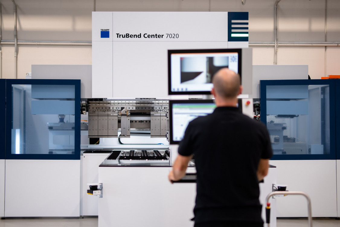 Mit der TruBend Center 7020 können Anwender ihr Biegeprogramm mit wenigen Klicks am Computer erstellen. - © Trumpf