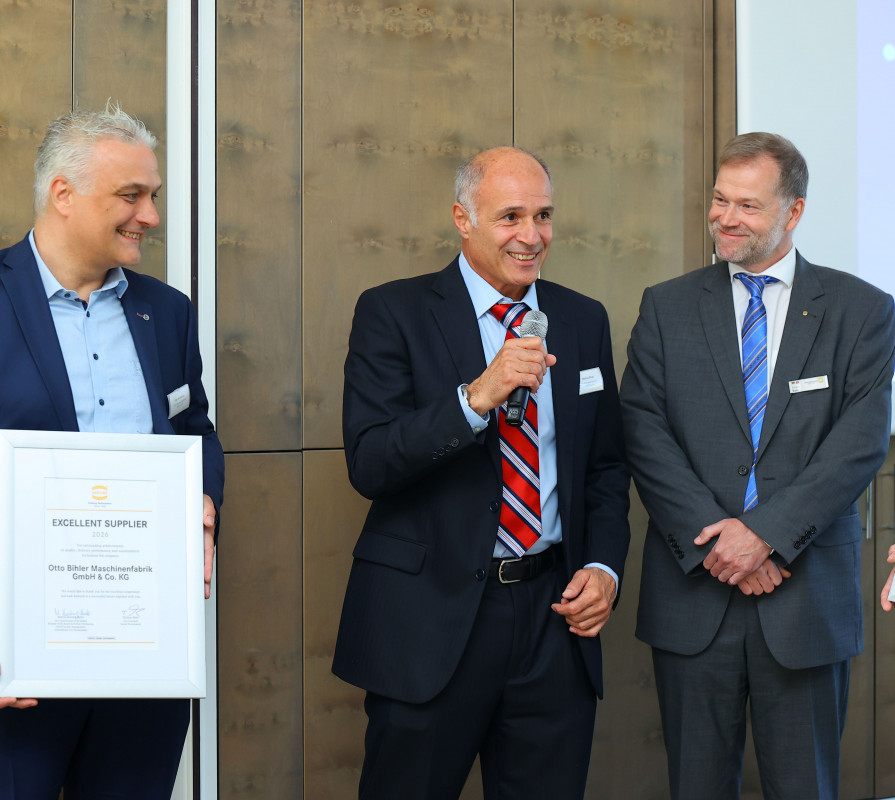 Auszeichnung von Bihler als Innovationspartner - von links:  Kay Wesendrup (Key Account Manager Bihler), Mathias Bihler (Geschäftsführender Gesellschafter,) Thomas Bake (Vice President Global Procurement Harting) - © Harting