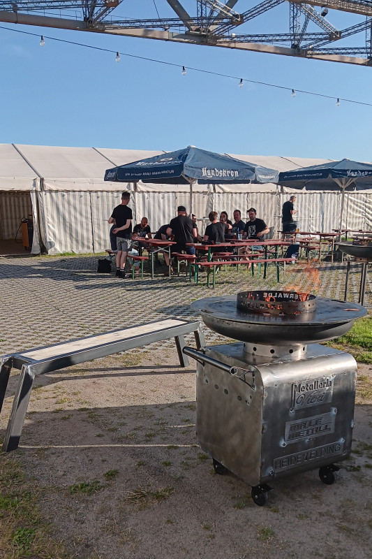 Aus vorbereiteten Bauteilen entstanden auf der Förderbrücke F60 unter anderem ein Grill und eine Sitzbank. - © Kjellberg Finsterwalde