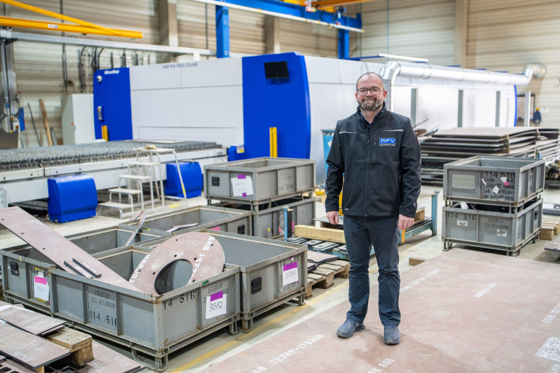 Geschäftsführer Axel Jantke vor der neuen Laserstrahlanlage - © MicroStep Europa GmbH