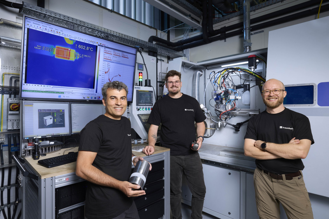 Im Projekt RePEEK entwickelt Dr. Samuel Moritz Fink (rechts) gemeinsam mit Rebar Hama-Saleh Abdullah (links) und Julius Funke (mitte) ein neuartiges Verfahren, um PEEK laserbasiert auf metallische Bauteile aufzubringen. - © Fraunhofer ILT, Aachen / Ralf Baumgarten