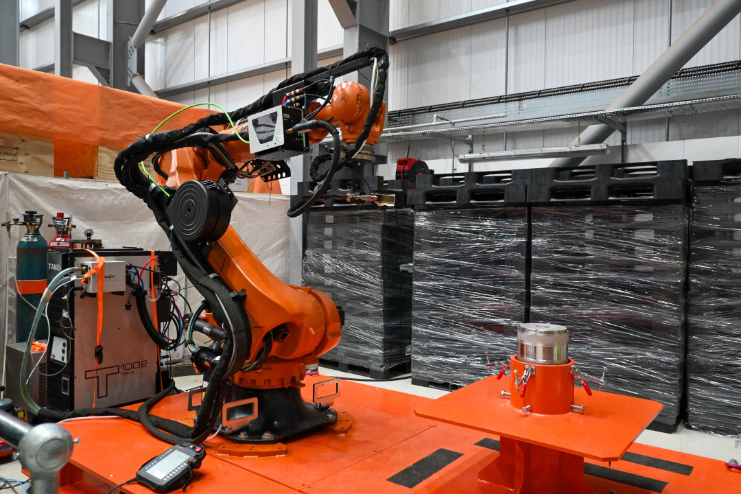 Mit TANICS™R-TIG wurde eine Lösung für die Nuklearindustrie entwickelt, die die Fernausführung und anschließende Prüfung von Schweißnähten an Behältern mit radioaktivem Material ermöglicht. - © EWM/ Langfields