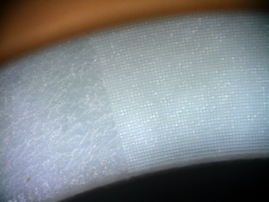 The PFAS-free diamond-like carbon (DLC) coating is selectively modified by laser-based microstructuring. The structured surface (right) relieves internal stresses and enables the use of water-based lubricants. - © Fraunhofer ILT, Aachen