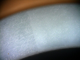 The PFAS-free diamond-like carbon (DLC) coating is selectively modified by laser-based microstructuring. The structured surface (right) relieves internal stresses and enables the use of water-based lubricants.