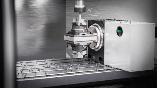 A Peiseler ATC installed in a three-axis machine. The clamping setup used here, featuring a dual workpiece carrier, enables two workpieces to be machined simultaneously. / © Peiseler GmbH & Co. KG