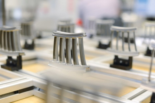 The ZAS 250, integrated into a grinding machine, is also suited for the requirments of aerospace applications. / © Peiseler GmbH & Co. KG