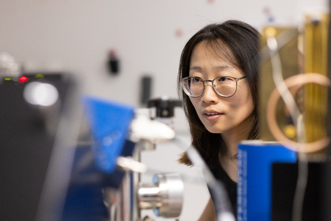 With the help of atom probe tomography, Dr Xizhen Dong, postdoctoral researcher at MPISusMat, analysed how hydrogen affects Nickel-base superalloys – the material of choice for gas turbines in power generation and aviation – at elevated temperatures. - © Max- Planck-Institut für Nachhaltige Materialien GmbH
