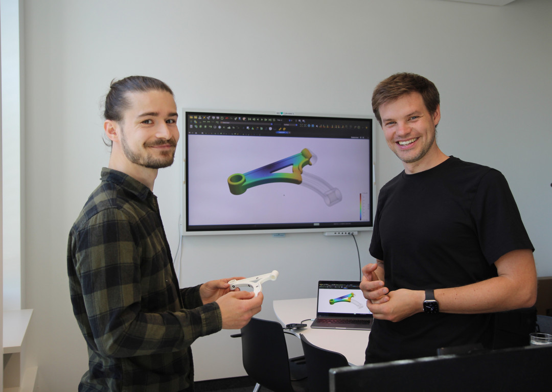 Nils Meyer (rechts) und Projektmitarbeiter Julian Greif entwickeln ein KI-Tool für die Bauteilentwicklung im Spritzguss. - © Universität Augsburg