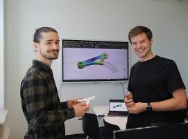 Nils Meyer (rechts) und Projektmitarbeiter Julian Greif entwickeln ein KI-Tool für die Bauteilentwicklung im Spritzguss.