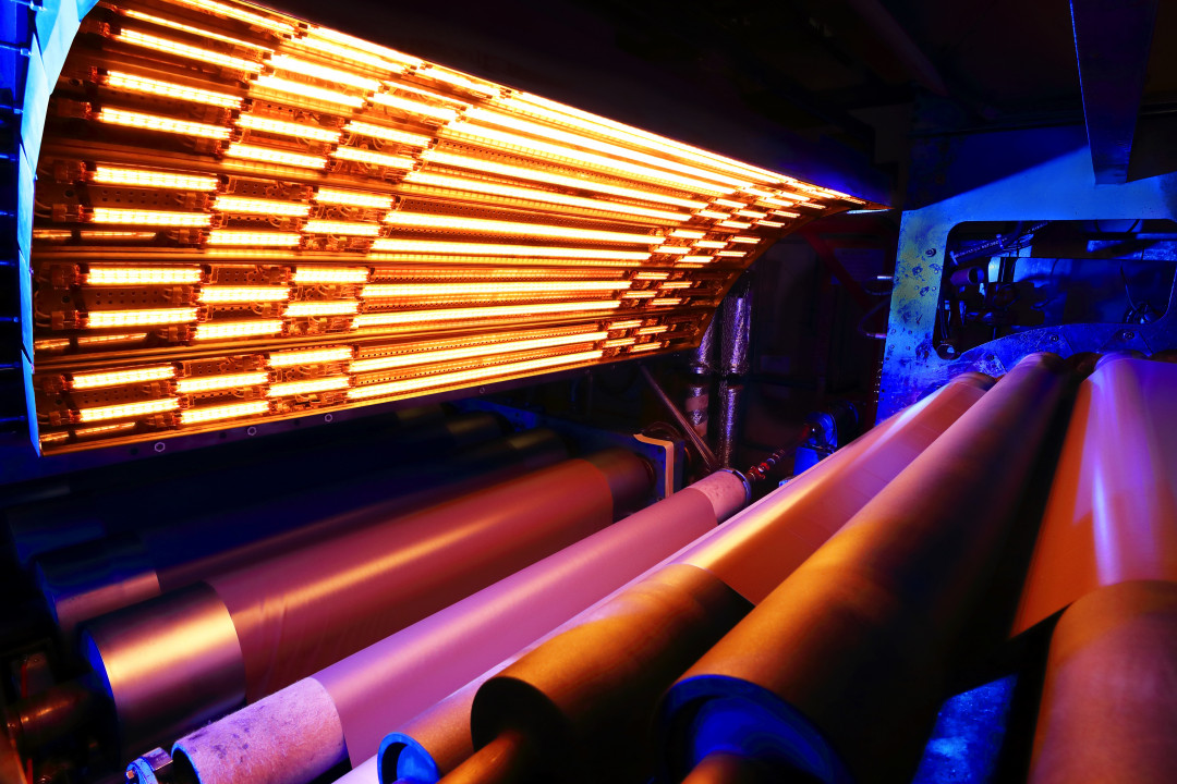 Infrarot-Systeme folgen Warenbahnen und können an unterschiedliche Breiten angepasst werden. Das hilft, Energie erheblich effizienter einzusetzen. - © Excelitas Technologies