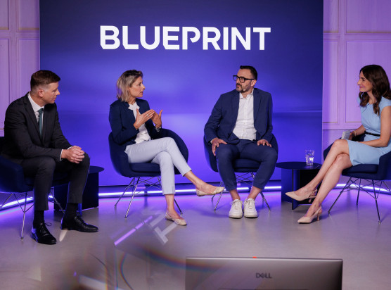 Blueprint Talk mit (v.l.n.r.) Christoph Spranger, Yvonne Weitsch, Matteo Berioli und Moderatorin Sarah Yvonne Elsser