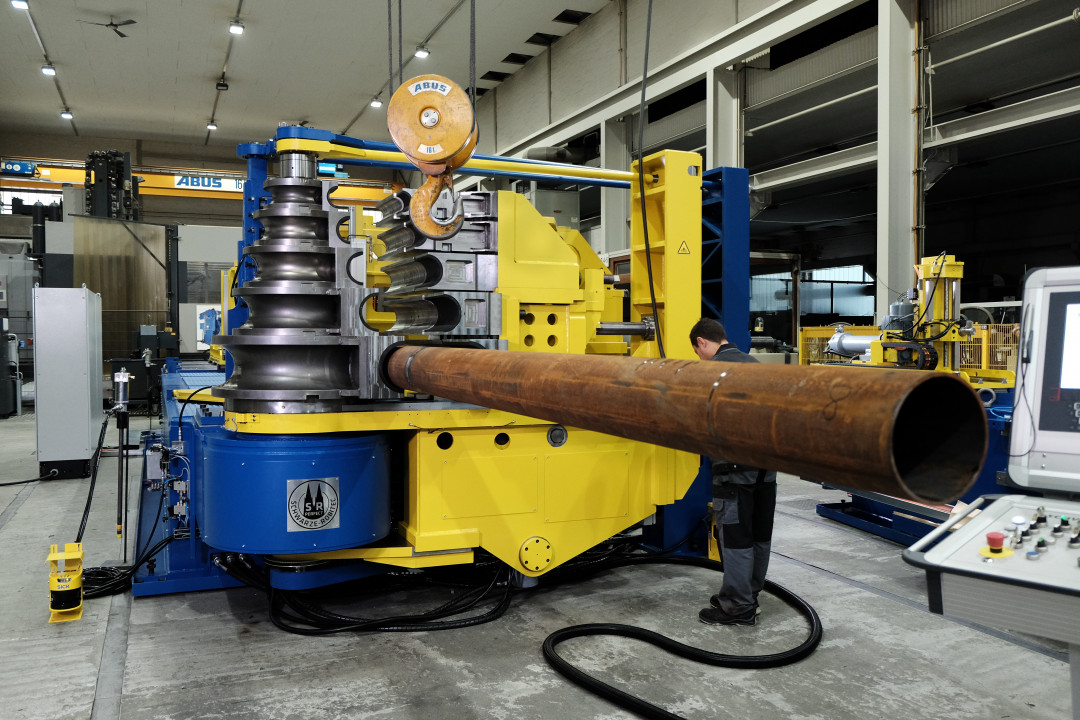 Die Rohrbiegemaschine CNC 220 HD MW von Schwarze-Robitec ist unter anderem im Schiffbau sehr gefragt. - © Schwarze-Robitec