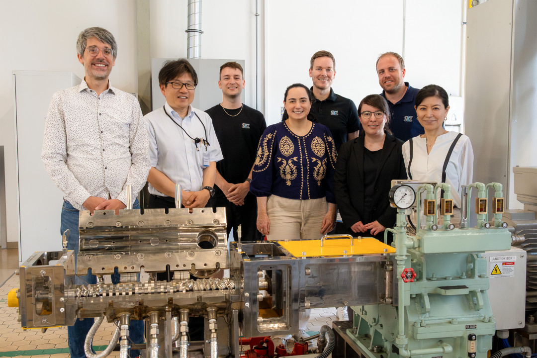 Group photo of Kurimoto and SKZ at the handover of the S2KRC mixer at the SKZ Technical Center - © SKZ - Das Kunststoff-Zentrum