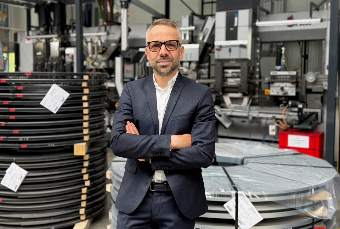 ngelo Castrignano ist Unternehmer  und neuer Vorsitzender des  Industrieverbandes Blechumformung  (IBU). Er sieht große Chancen in  Digitalisierung, KI und der stärkeren  Automatisierung von  Produktionsprozessen. - © Industrieverband Blechumformung (IBU)