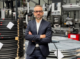 ngelo Castrignano ist Unternehmer  und neuer Vorsitzender des  Industrieverbandes Blechumformung  (IBU). Er sieht große Chancen in  Digitalisierung, KI und der stärkeren  Automatisierung von  Produktionsprozessen.