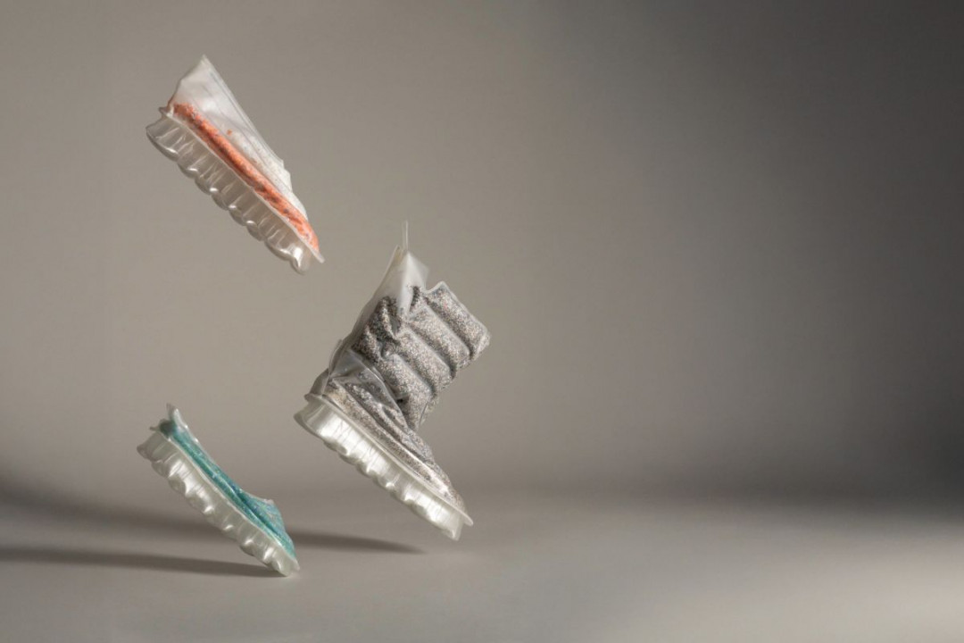 Im Design Café der KPA in Leipzig/Schkeuditz präsentieren zehn Designer ausgewählte Projekte – darunter auch diese Kollektion „FETZEN“ aus recycelten Schuhen von Carla Wirths – sowie Produktideen und Konzepte, die sie mit den Besuchern diskutieren möchten. - © Carla Wirths
