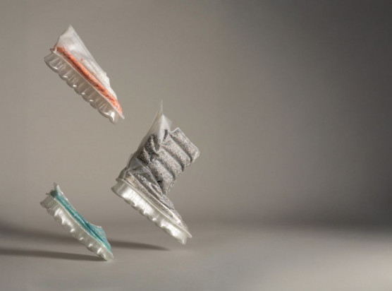 Im Design Café der KPA in Leipzig/Schkeuditz präsentieren zehn Designer ausgewählte Projekte – darunter auch diese Kollektion „FETZEN“ aus recycelten Schuhen von Carla Wirths – sowie Produktideen und Konzepte, die sie mit den Besuchern diskutieren möchten.