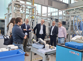 Besuch im BFI-Technikum:  (v. l.) Dr. Matthias Kozariszczuk, Dipl.-Ing. Rainer Salomon, Dr. Klaus Wiener und Dipl.-Ing. Jens Jerzembeck.