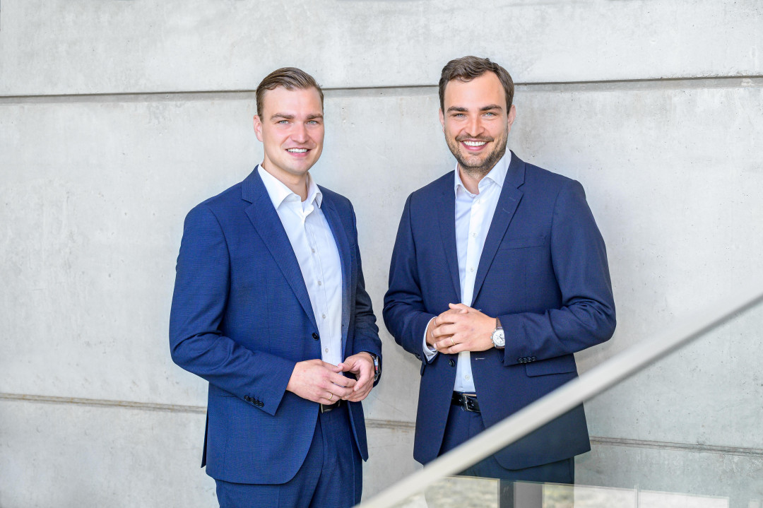 v. l. n. r.: Lukas und Magnus Buske richten Plasmatreat mit einem erweiterten Produktportfolio auf zukünftige Anforderungen der industriellen Oberflächenbehandlung aus. - © Plasmatreat GmbH