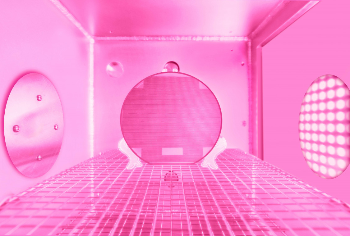 Die neue Aurora-Plasma Anlage ermöglicht die vollflächige Behandlung von flachen, aber auch 3D-geometrischen Produkten. - © Plasmatreat GmbH
