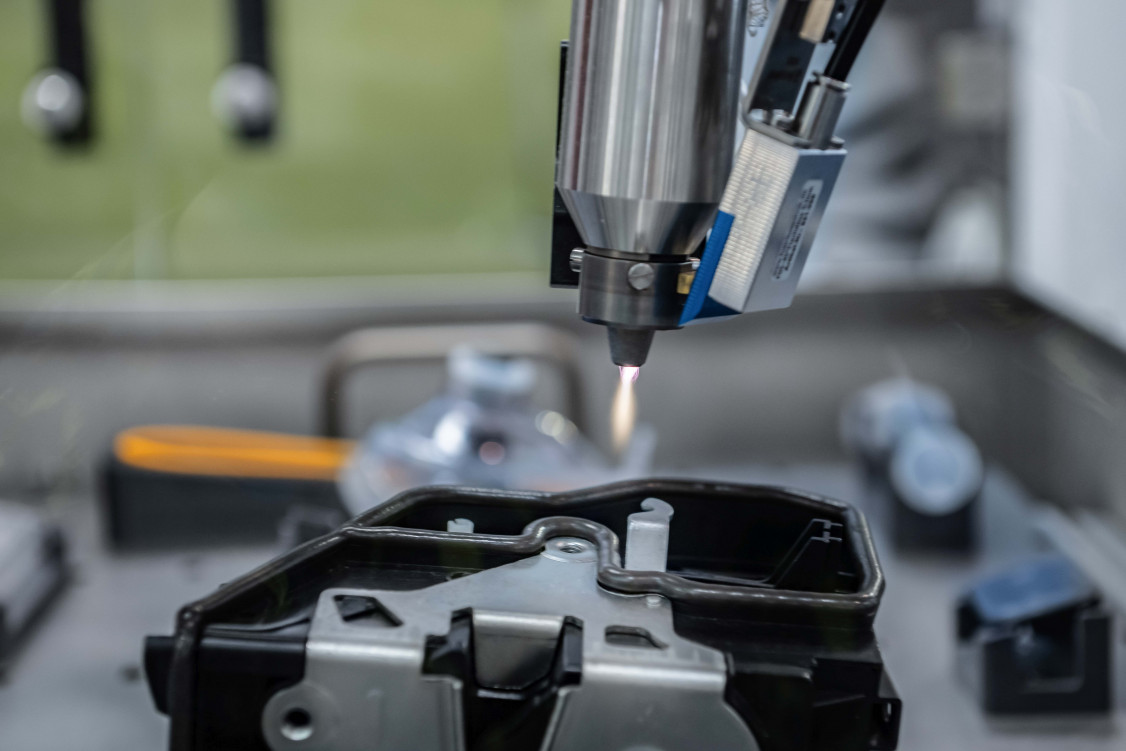 Openair-Plasma sorgt für die selektive Behandlung von Oberflächen, z.B. Klebenuten, inline im Fertigungsprozess. - © Plasmatreat GmbH