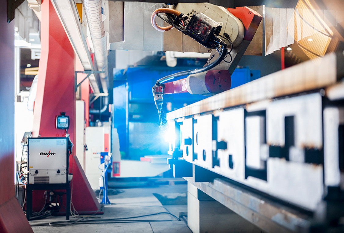 Even very large components can be produced using automation. This robot welding system was equipped with an alpha Q from EWM, new EWM welding torches and ewm Xnet 2.0. - © EWM GmbH