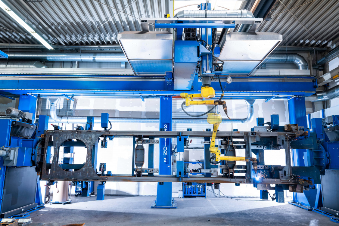 In this application from EWM-EUEN GmbH, the robot reaches operating points at both the top and bottom of the positioned chassis frame over a long Z-axis. In the high position, the Z-axis is located up high between the two extraction sections. - © EWM GmbH