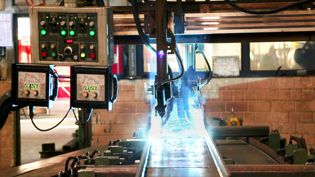 Automatisierte Fertigung des Grundträgers mit zwei EWM-AMT-Brennern parallel. Durch forceArc puls wird der Verzug  vermindert, die Schweißgeschwindigkeit erhöht und die Prozesssicherheit gesteigert - © EWM GmbH