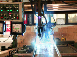 Automatisierte Fertigung des Grundträgers mit zwei EWM-AMT-Brennern parallel. Durch forceArc puls wird der Verzug  vermindert, die Schweißgeschwindigkeit erhöht und die Prozesssicherheit gesteigert