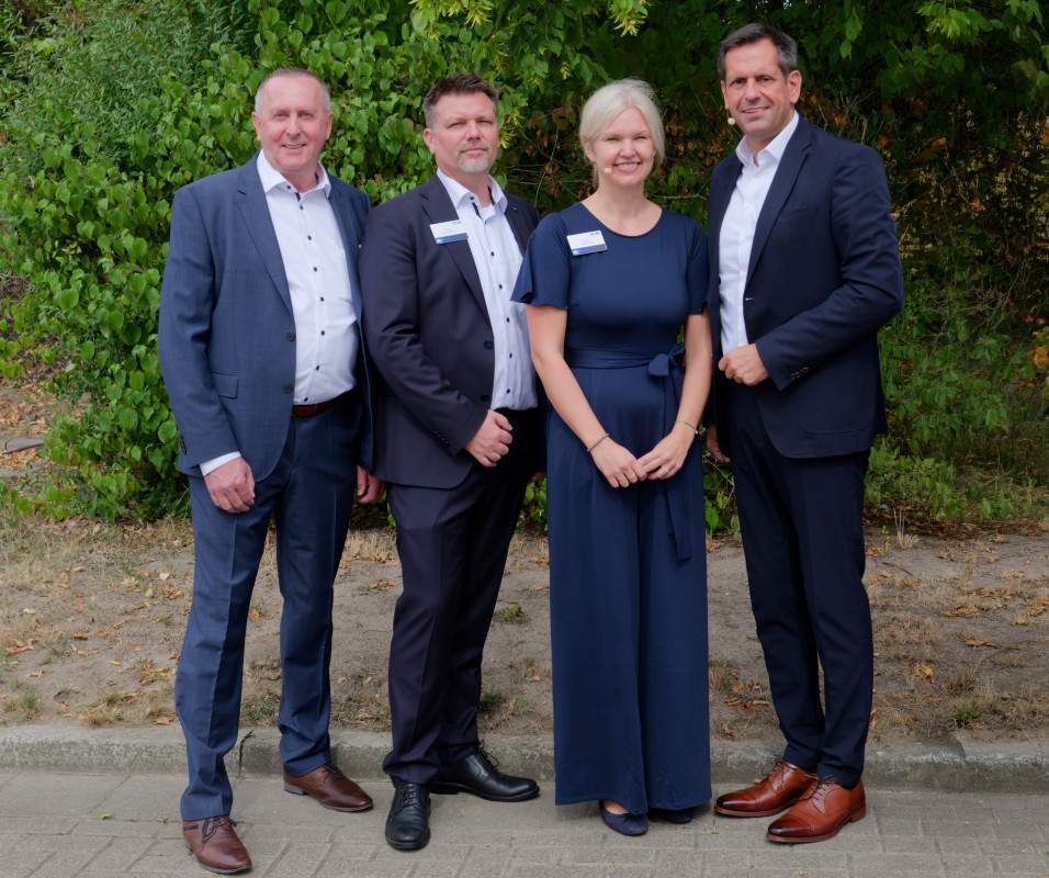 (v. r. n. l.): Niedersachsens Ministerpräsident Olaf Lies mit dem Geschäftsführenden Vorstand des LZH, Lena Bennefeld, Prof. Dr. Dietmar Kracht, Prof. Dr.-Ing. Stefan Kaierle. - © LZH