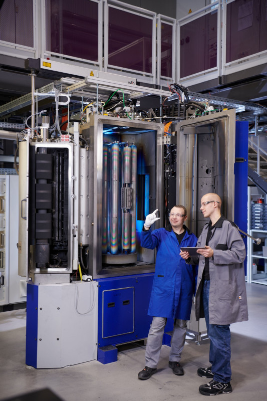 Dank industrienaher Fertigung am Fraunhofer IWS gelangen ta-C-Schichten schnell von der Forschung in die Praxis. Laser-Arc-Anlagen können diese Beschichtungen herstellen, die besonders unter hohen mechanischen oder tribologischen Belastungen ideale Eigenschaften liefern. Das soll Reibverluste reduzieren und Bauteile in anspruchsvollen tribologischen Systemen sicher vor Verschleiß schützen. - © Jürgen Jeibmann/Fraunhofer IWS