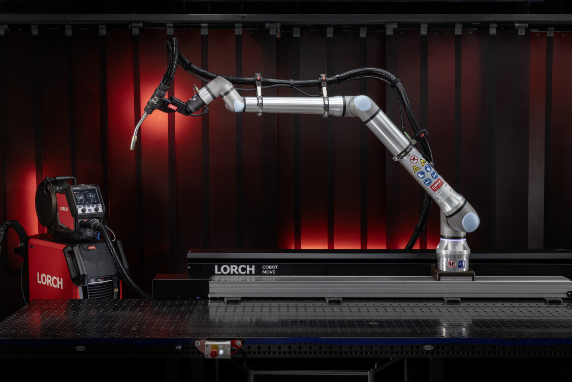 In der Cobot Welding World arbeiten Cobot und iQS über eine gemeinsame Bedienoberfläche zusammen. Hier: der Aufbau des Cobotsystems mit iQS-Schweißstromquelle. - © Lorch