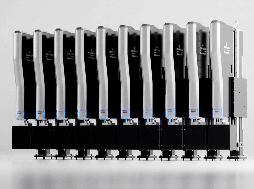 Der Branson GLX-1 Laserstrahlschweißer von Emerson verwendet Simultaneous Through-Transmission Infrared (STTlr) Laserstrahlschweißtechnologie, um eine konstante Schweißfestigkeit und -qualität für Mikro- bis Großanwendungen zu liefern. - © Emerson
