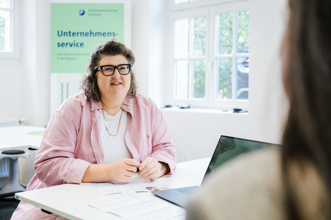 Ines Rimmele berät als Migrationsbeauftragte der Handwerkskammer Konstanz Betriebe in Rechtsfragen rund um die Anstellung von Fachkräften. - © HWK KN / Torben Nuding