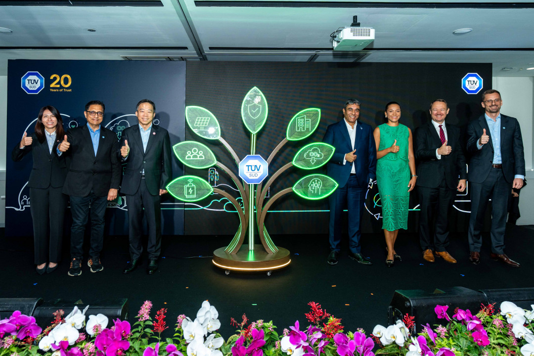 e Vice Pr(from left to right): Ho Weng Si, Executivesident, Singapore Economic Development Board; Niranjan Nadkarni, CEO, TÜV SÜD ASMEA; Png Cheong Boon, Chairman, Singapore Economic Development Board; Ishan Palit, COO and Member of the Board of Management, TÜV Süd; Céline Bilolo, Chief Sustainability Officer, TÜV SÜD AG; Thomas Motak, Deputy Head of Mission, Embassy of the Federal Republic of Germany in Singapore; Jonas Strahberger, CEO, TÜV Süd ASEAN - © TÜV Süd