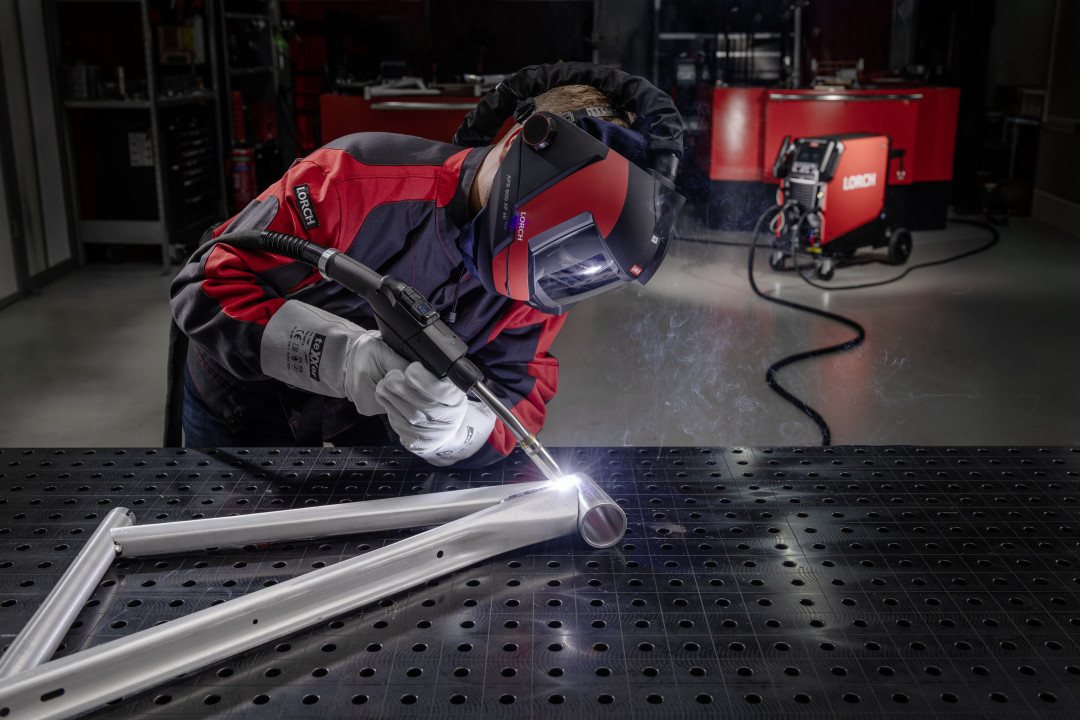 Lorch Schweißtechnik erweitert die iQS-Serie um die Push-Pull-Funktion. Die High-End-Stromquellen steuern damit erstmals auch Brenner mit eigenem Motor, der den Draht vorne aktiv kontrolliert. - © Lorch Schweißtechnik