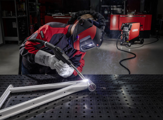 Lorch Schweißtechnik erweitert die iQS-Serie um die Push-Pull-Funktion. Die High-End-Stromquellen steuern damit erstmals auch Brenner mit eigenem Motor, der den Draht vorne aktiv kontrolliert.