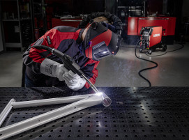 Lorch Schweißtechnik erweitert die iQS-Serie um die Push-Pull-Funktion. Die High-End-Stromquellen steuern damit erstmals auch Brenner mit eigenem Motor, der den Draht vorne aktiv kontrolliert.