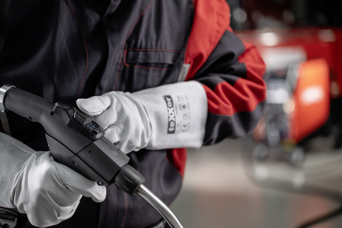 Über die Powermaster-Pro-Fernregeltechnologie greift der Schweißer direkt am Handstück auf Schweißparameter und Jobspeicher zu. - © Lorch Schweißtechnik