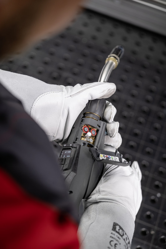 Lorch hat für die iQS-Serie die Regelungstechnik für den Drahtvorschub  neu entwickelt: Die Anlage erfasst die Drahtgeschwindigkeit, gleicht den eingestellten Sollwert laufend mit dem Istwert ab und korrigiert Abweichungen. - © Lorch Schweißtechnik