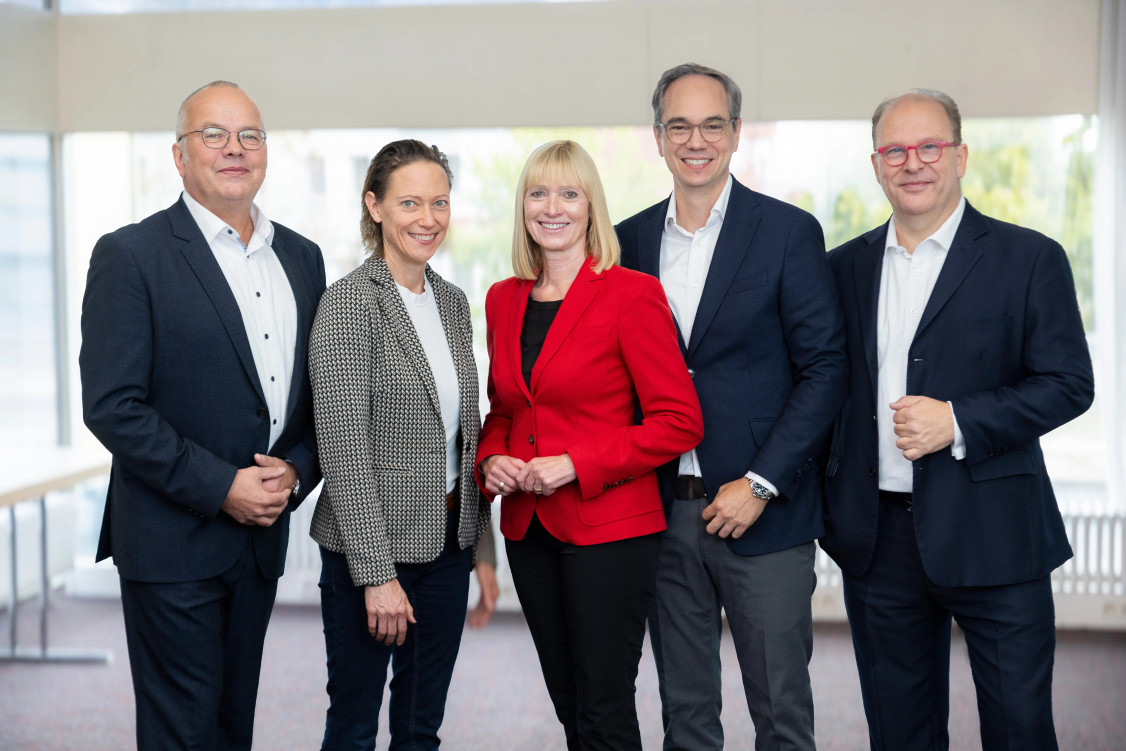 DVS-Präsidentin Dipl.-Betriebsw. Susanne Szczesny-Oßing (Bildmitte) mit  DVS-Hauptgeschäftsführer Dr.-Ing. Roland Boecking (links) sowie den stellvertretenden Präsidenten Dipl.-Ing. Ines Hensel, Dipl.-Kfm. Jens Vogl und Dr. Udo Scheer (v. l.) - © DVS/lichtschacht.business