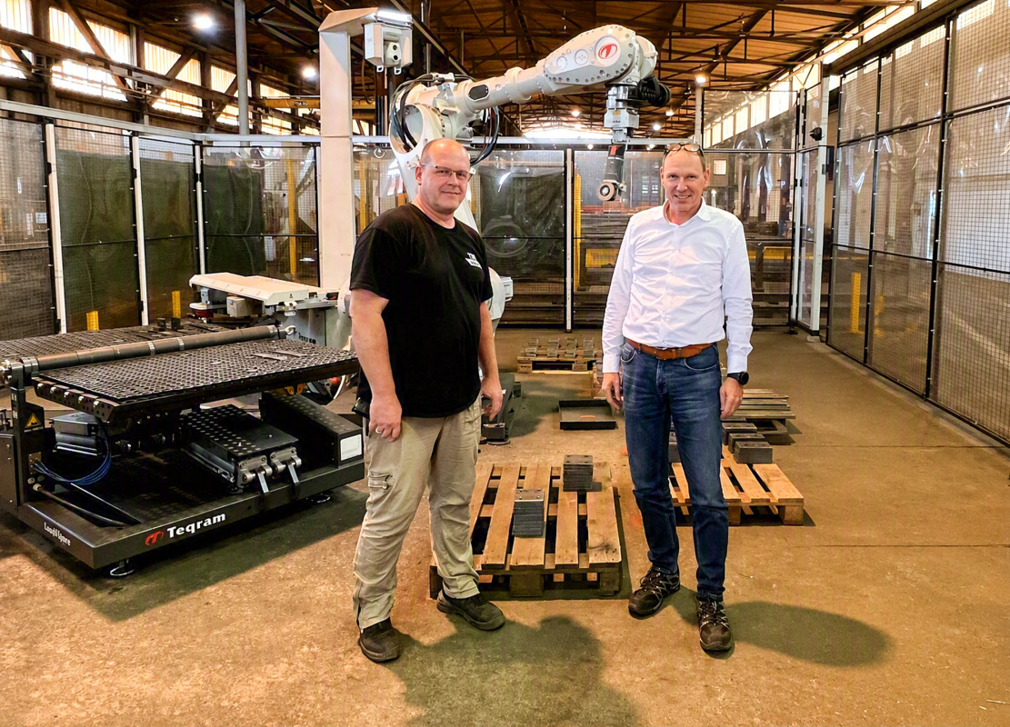 Thomas Nehring, Stahbau Queck (links), und Markus Lindörfer, Teqram (rechts), vor der EasyGrinder-Anlage - © Teqram BV